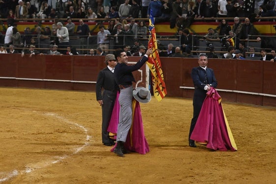 Talavante, con una Senyera tras la corrida en Vistalegre.