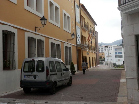 La fachada del Ayuntamiento de Gata de Gorgos y de la Policía Local.