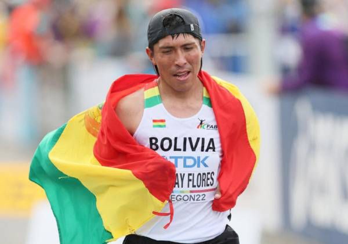 Héctor Garibay, con la bandera de Bolivia.