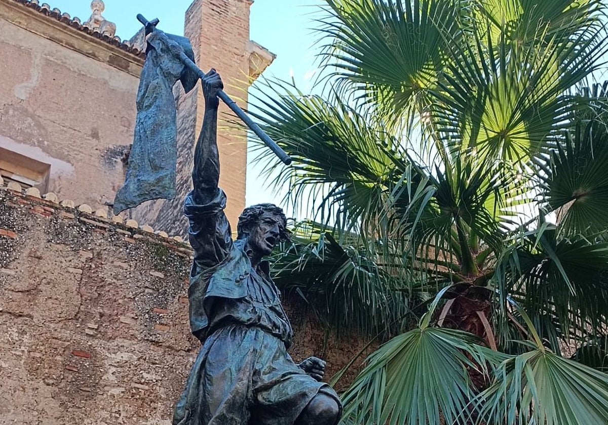 La escultura del Palleter, a los pies de las Torres de Quart, ha recuperado su belleza.