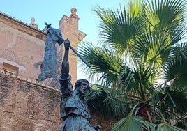 La escultura del Palleter, a los pies de las Torres de Quart, ha recuperado su belleza.