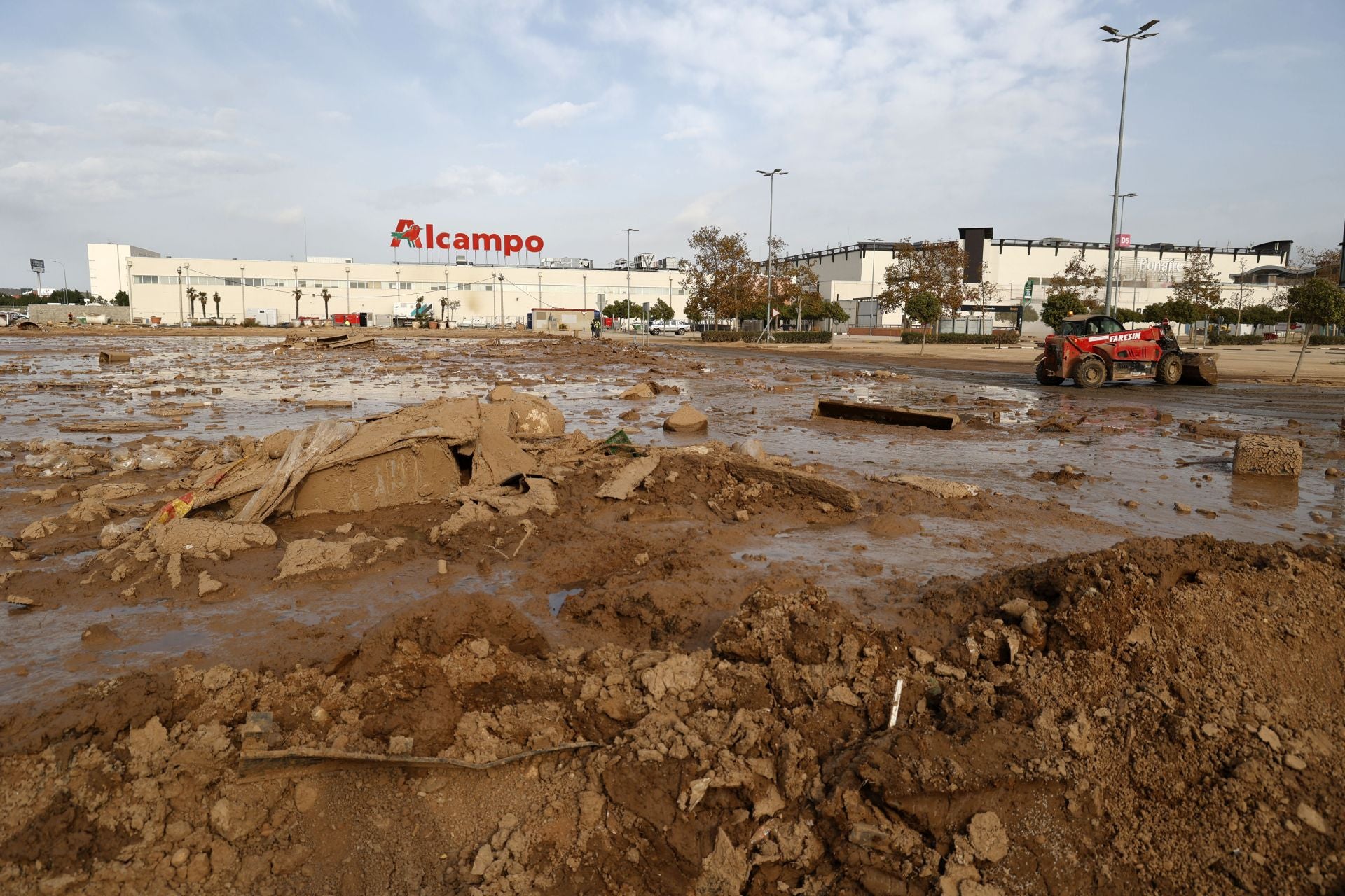 El centro comercial Bonaire prepara su reapertura tras los daños por la DANA