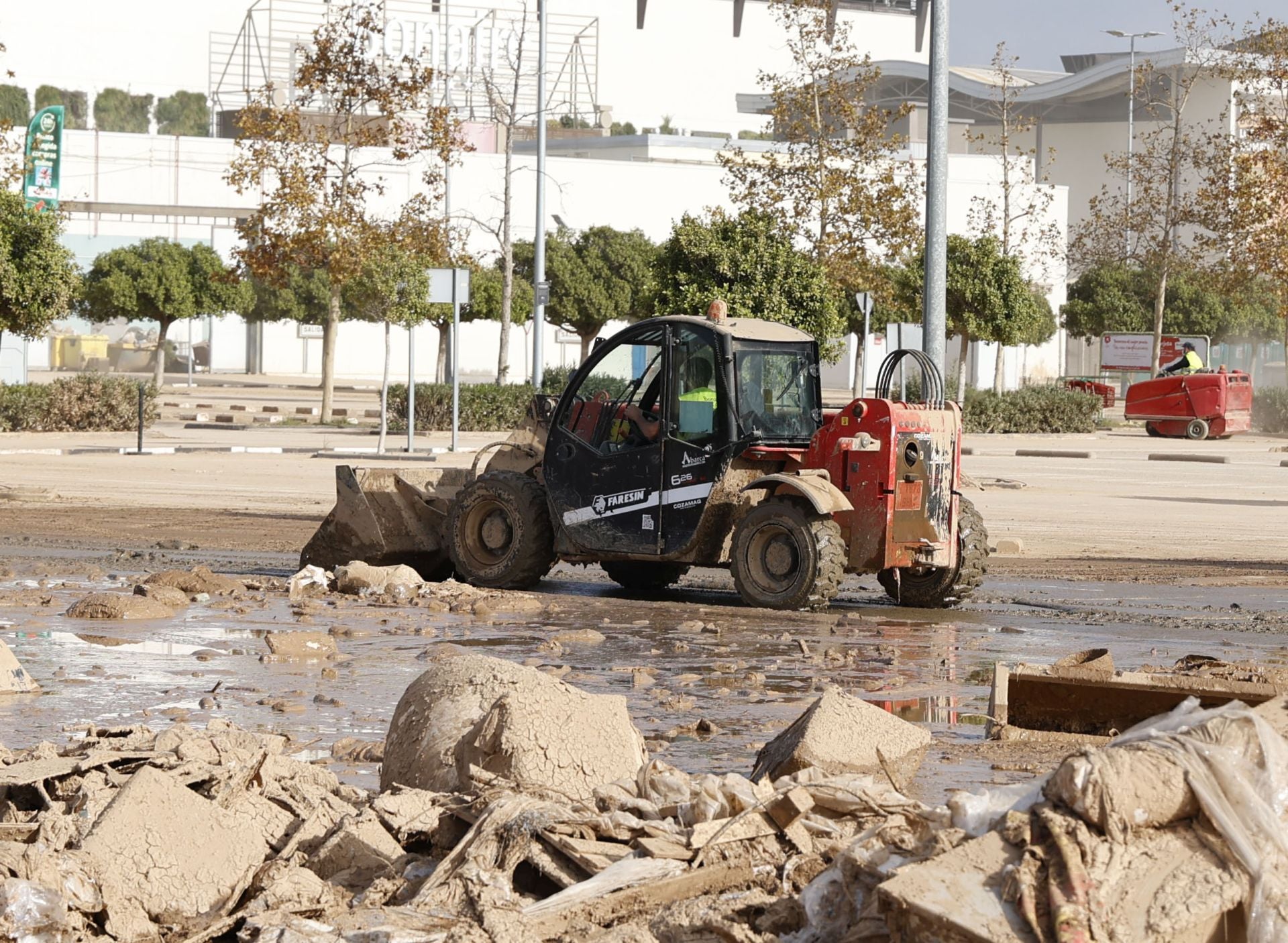 El centro comercial Bonaire prepara su reapertura tras los daños por la DANA