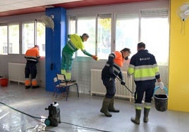 Tareas de limpieza en un centro educativo de Paiporta.