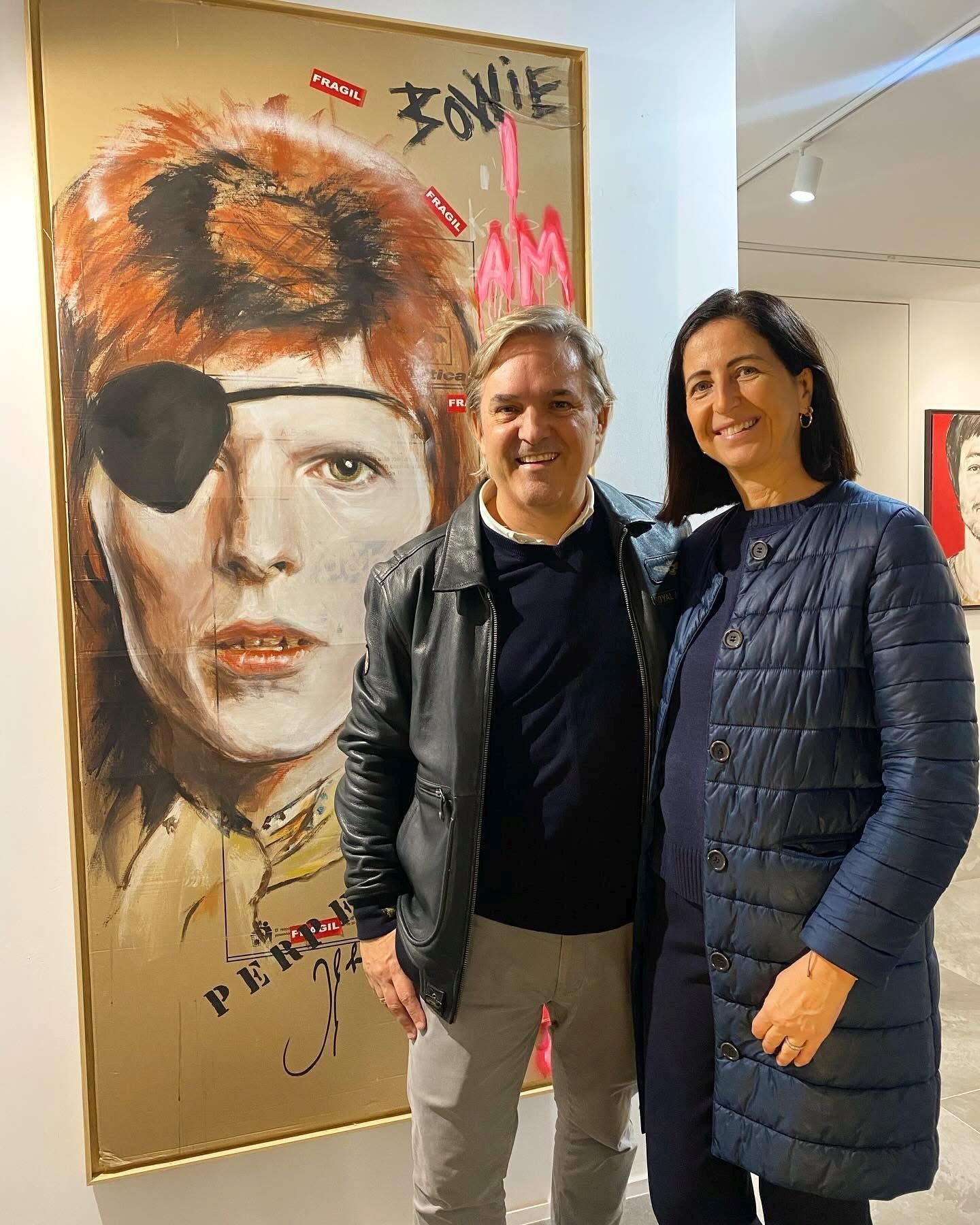 Antonio Jordán y Beatriz Maset, en el taller del artista Jesús Arrúe.