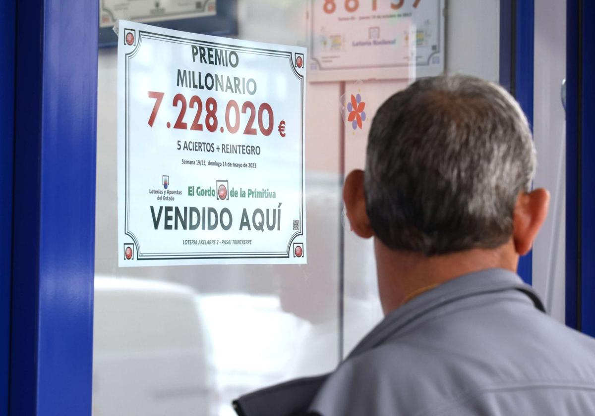 Una administración de lotería entrega un premio millonario, en una imagen de archivo.