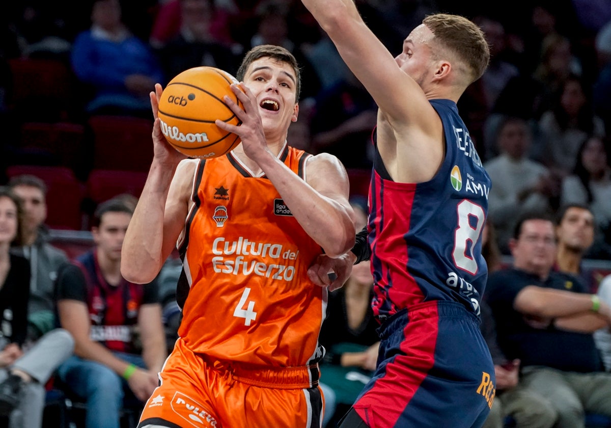 Jaime Pradilla, ala pívot del Valencia Basket, tratando de superar a un jugador del Baskonia