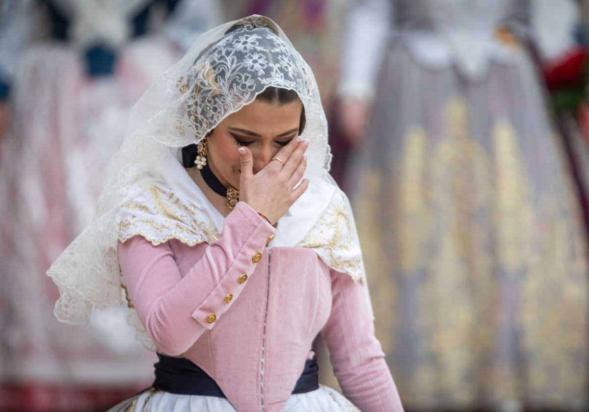 Una fallera llora durante la Ofrenda de las Fallas 2024.