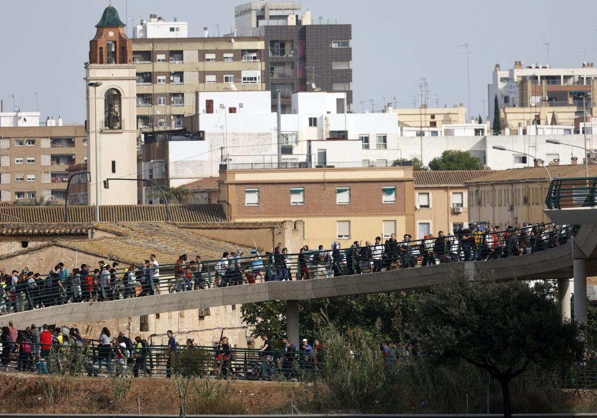 Voluntarios cruzando el Puente de la Solidaridad para ayudar tras la DANA del 29 de octubre.