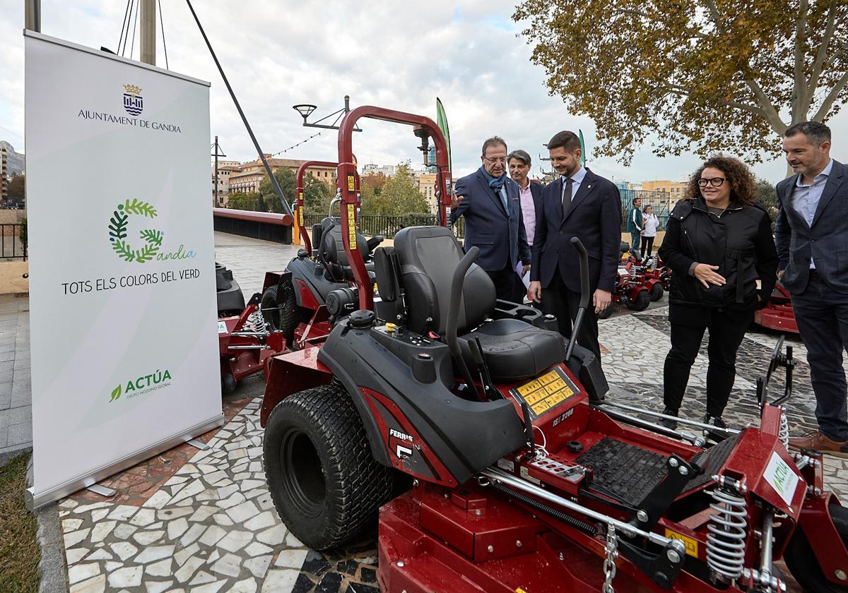 Presentación de la nueva maquinaria para el mantenimiento de parques.