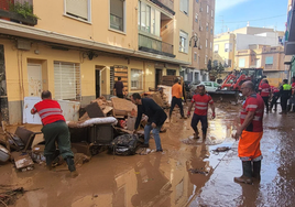 Vecinos de Aldaia quitando barro.