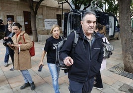 El vicepresidente segundo para la Recuperación del Consell, Francisco José Gan Pampols, sale del Ayuntamiento de Catarroja.