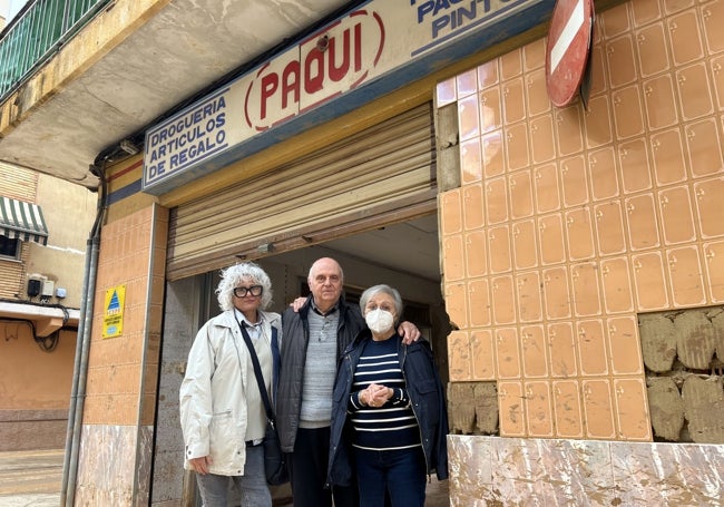 El matrimonio, junto a su hija Marien, en la puerta del histórico establecimiento de Catarroja.