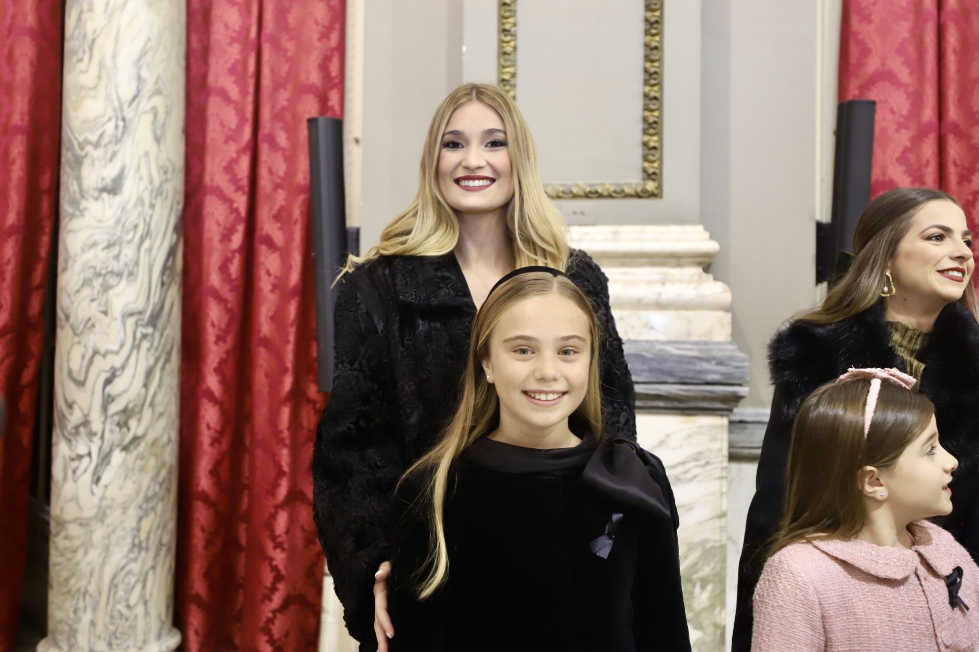 Las falleras mayores de Valencia visitan el belén del Ayuntamiento