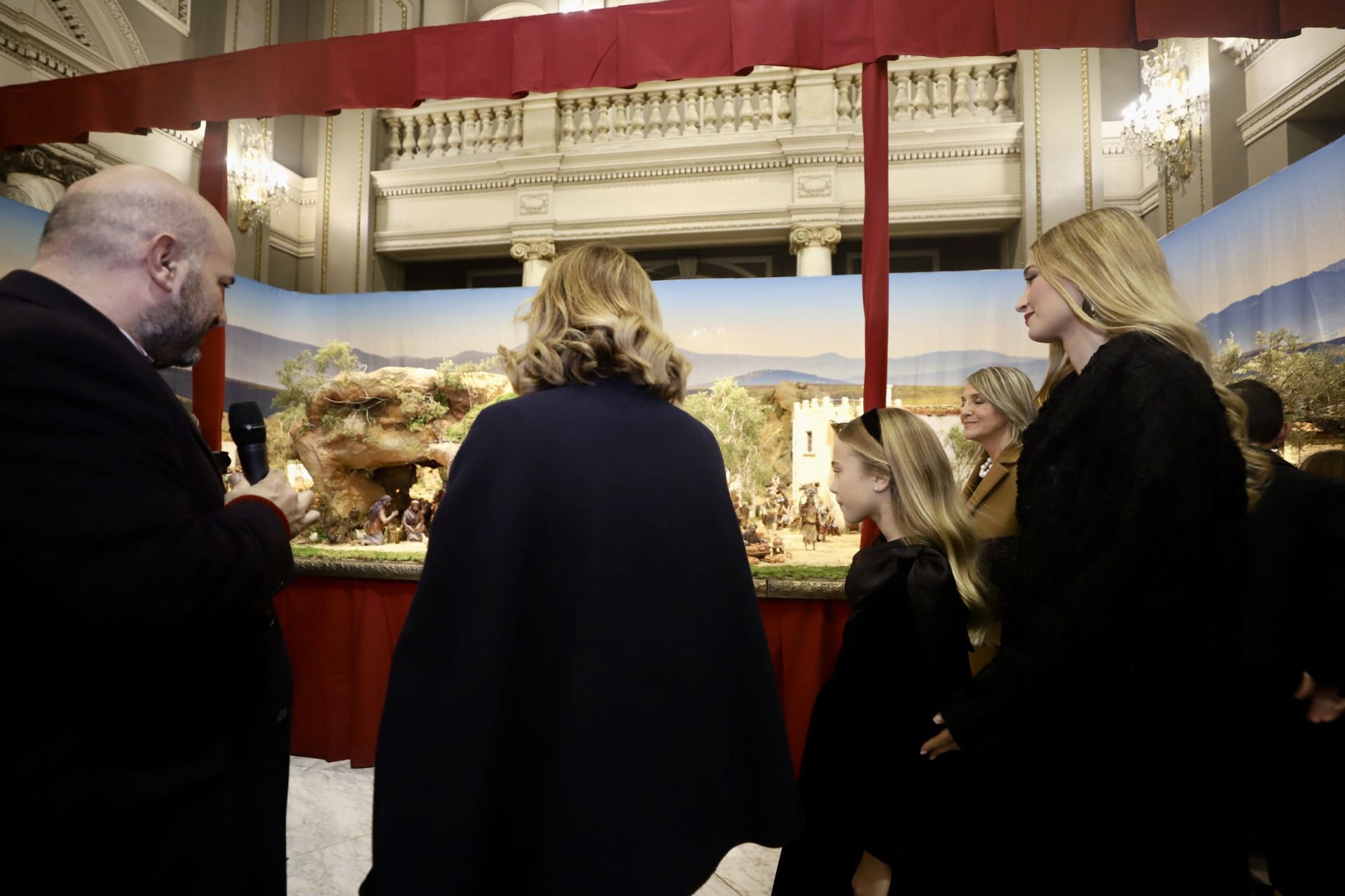 Las falleras mayores de Valencia visitan el belén del Ayuntamiento