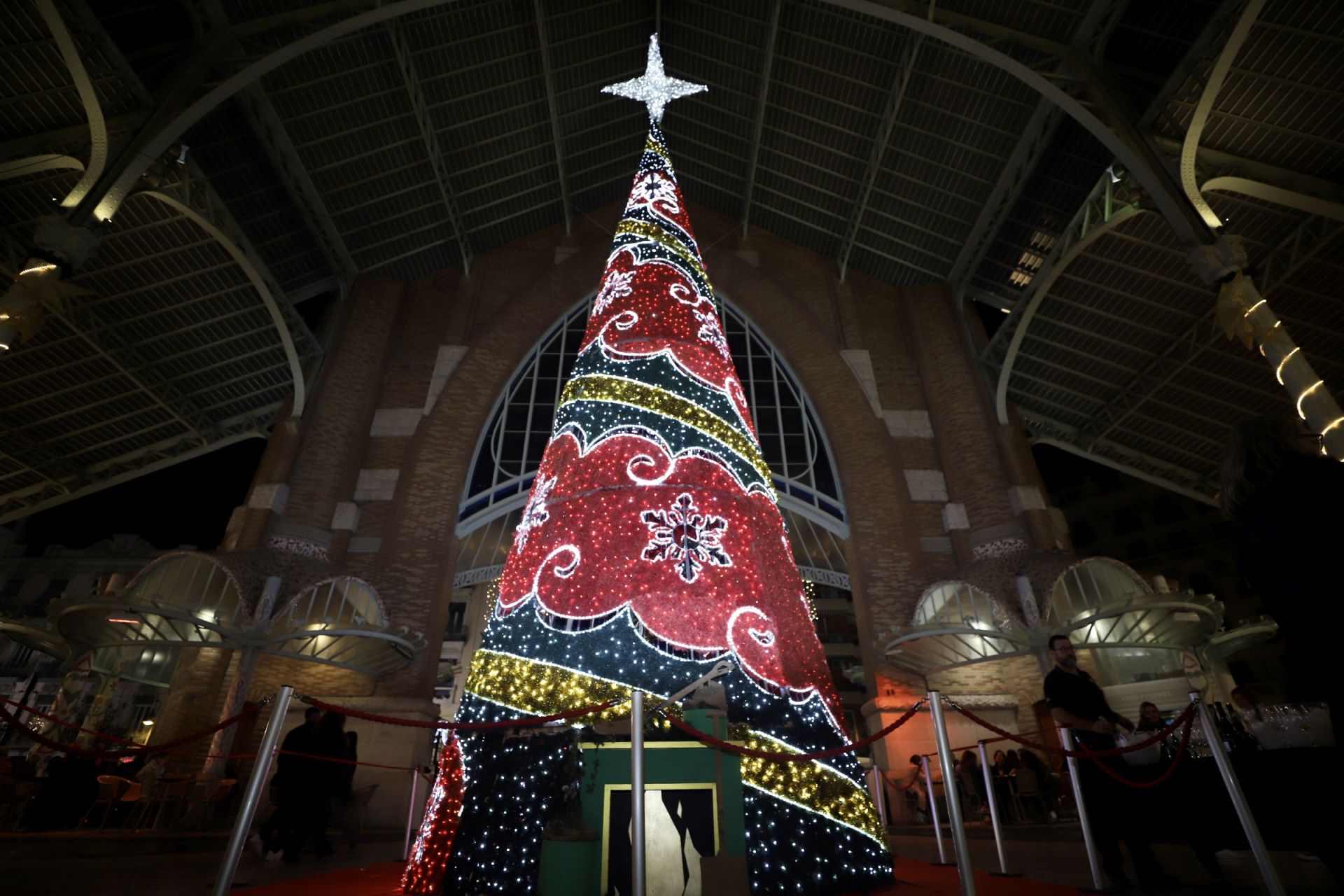 El Mercado de Colón de Valencia enciende las luces de su árbol de Navidad