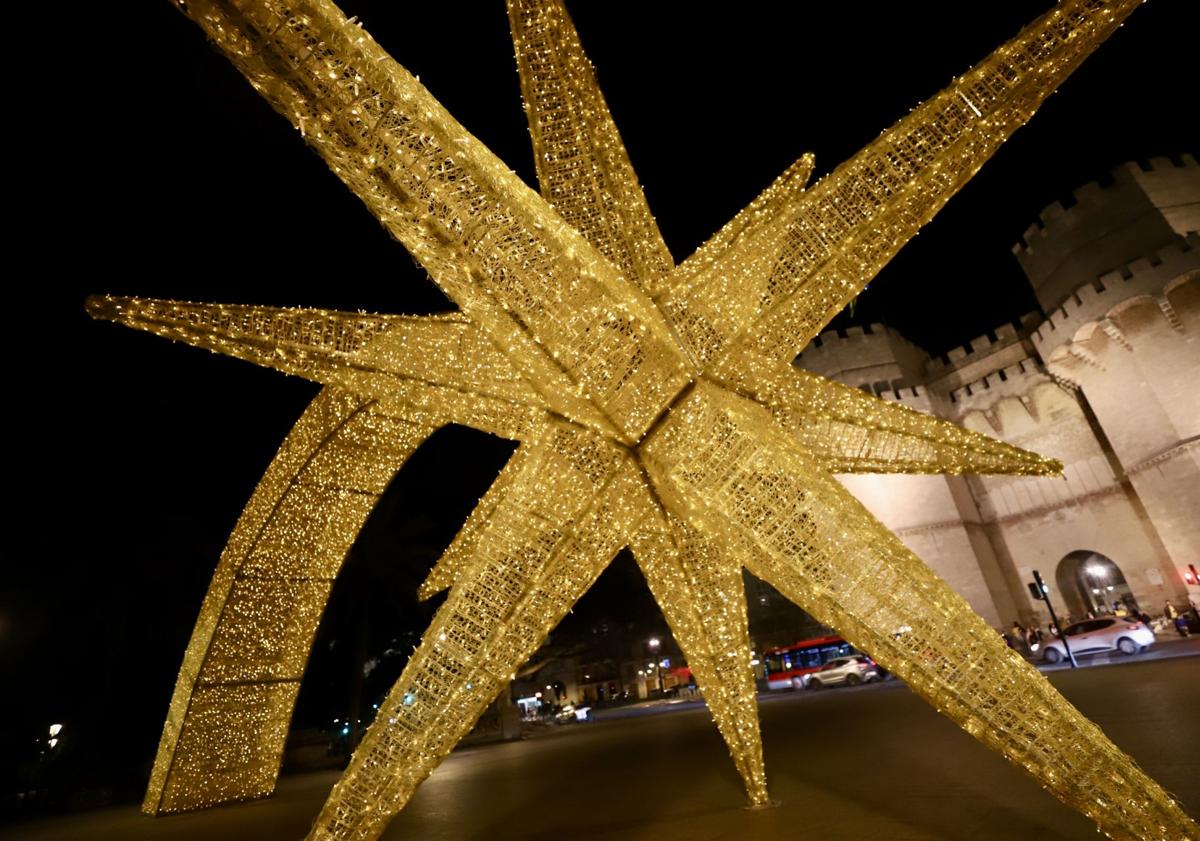 Imagen principal - La gran estrella de Navidad que ilumina la antigua puerta de Valencia