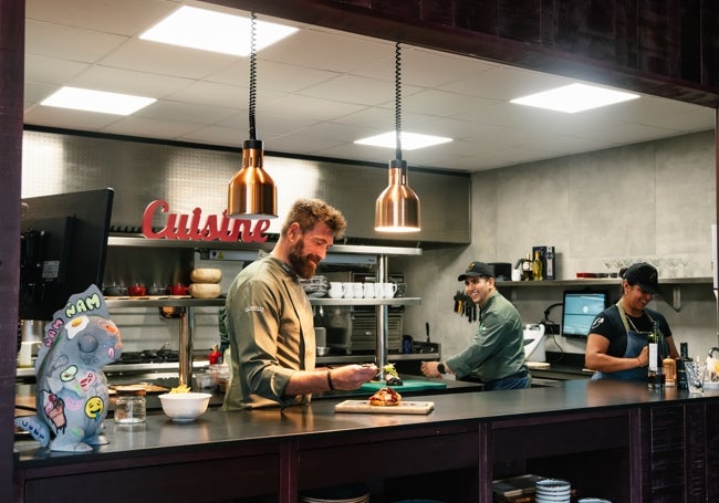 El chef Julius Bienert en las cocinas de Bacai.