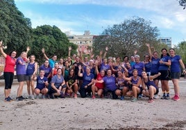 Todas las mujeres del Club Nosotras Deportistas posan sonrientes