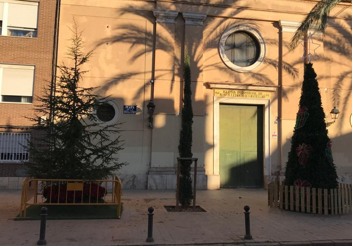 A la ziquierda, cedro instalado en la pedanía de Castellar que también se pondrá en la plaza de la Reina.