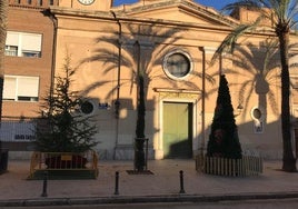 A la ziquierda, cedro instalado en la pedanía de Castellar que también se pondrá en la plaza de la Reina.