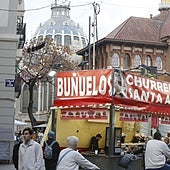 ´Churrería con carteles llamativos que tapan la vista de la Llotgeta y del Mercado Central.