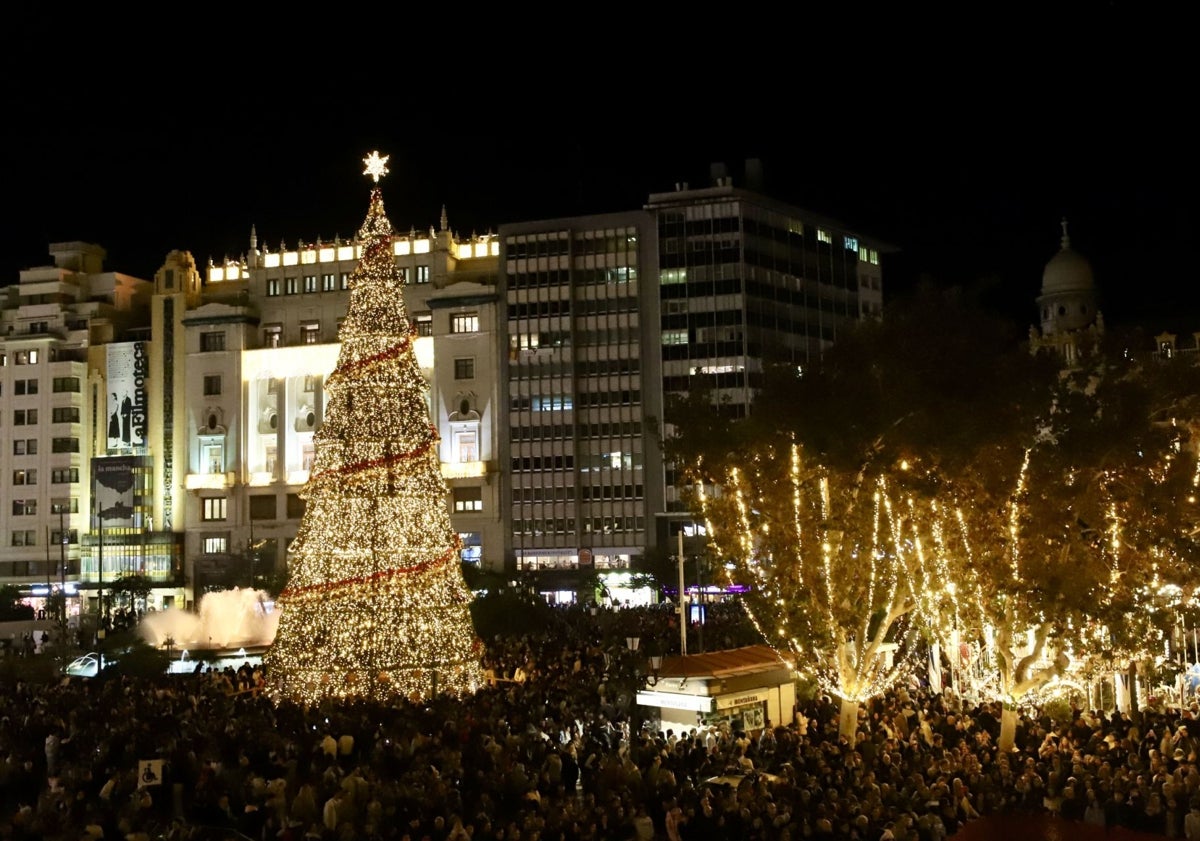 Imagen principal - Lleno total en la plaza del Ayuntamiento, canción de Rei Ortolá y crespón negro que lucen las falleras mayores de Valencia y las cortes.