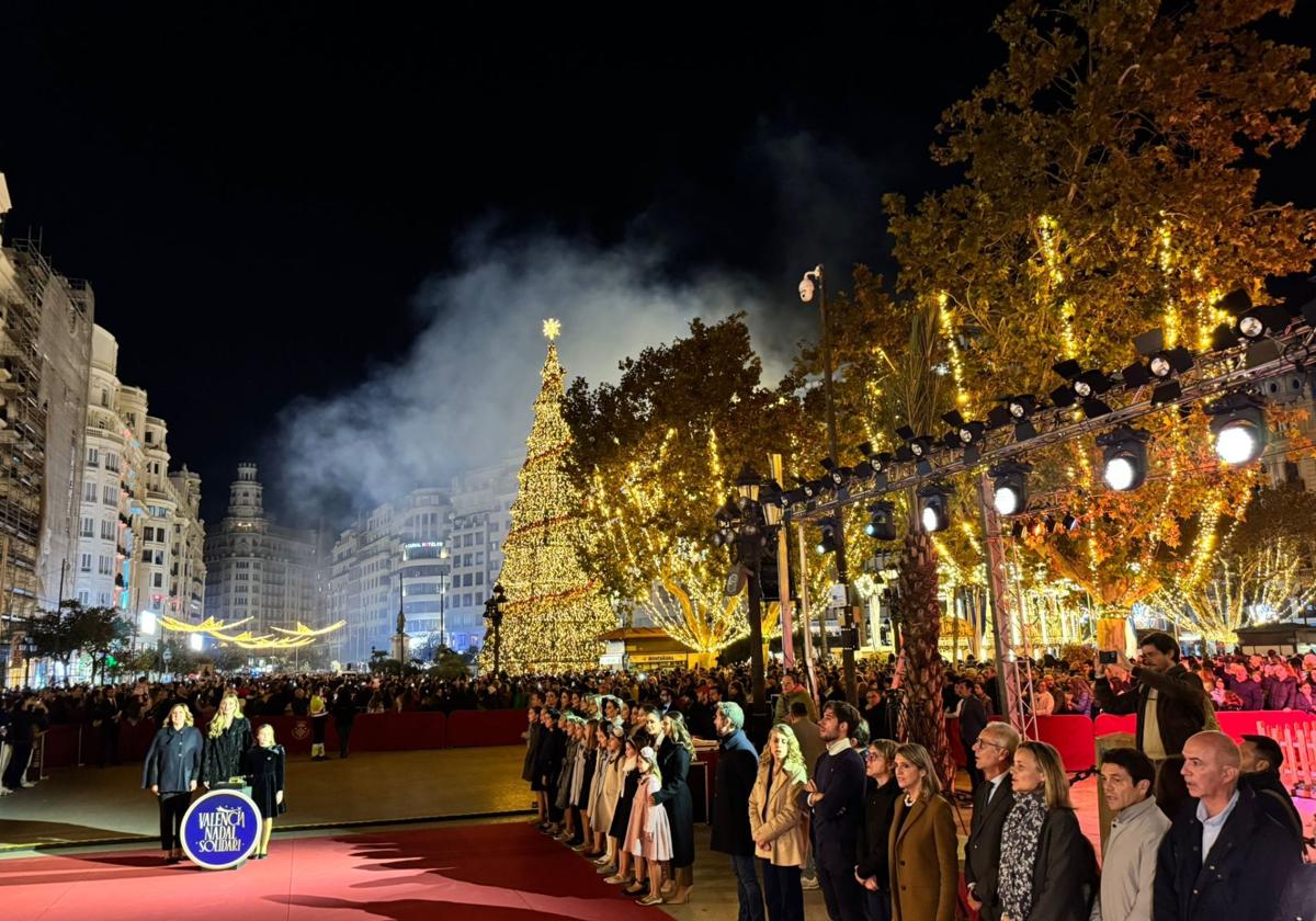 Un operario monta la decoración de la plaza del Ayuntamiento este año.