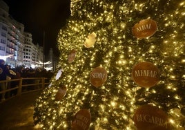 Árbol de Navidad en la plaza del Ayuntamiento de Valencia.