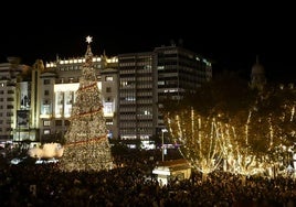 Momento del encendido de las luces en la plaza del Ayuntamiento de Valencia.