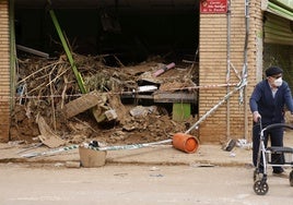 Un vecino junto a una planta baja destrozada.