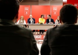 Diana Morant, entre Alejandro Soler y Carlos Fernández Bielsa, en la reunión de la ejecutiva del PSPV.