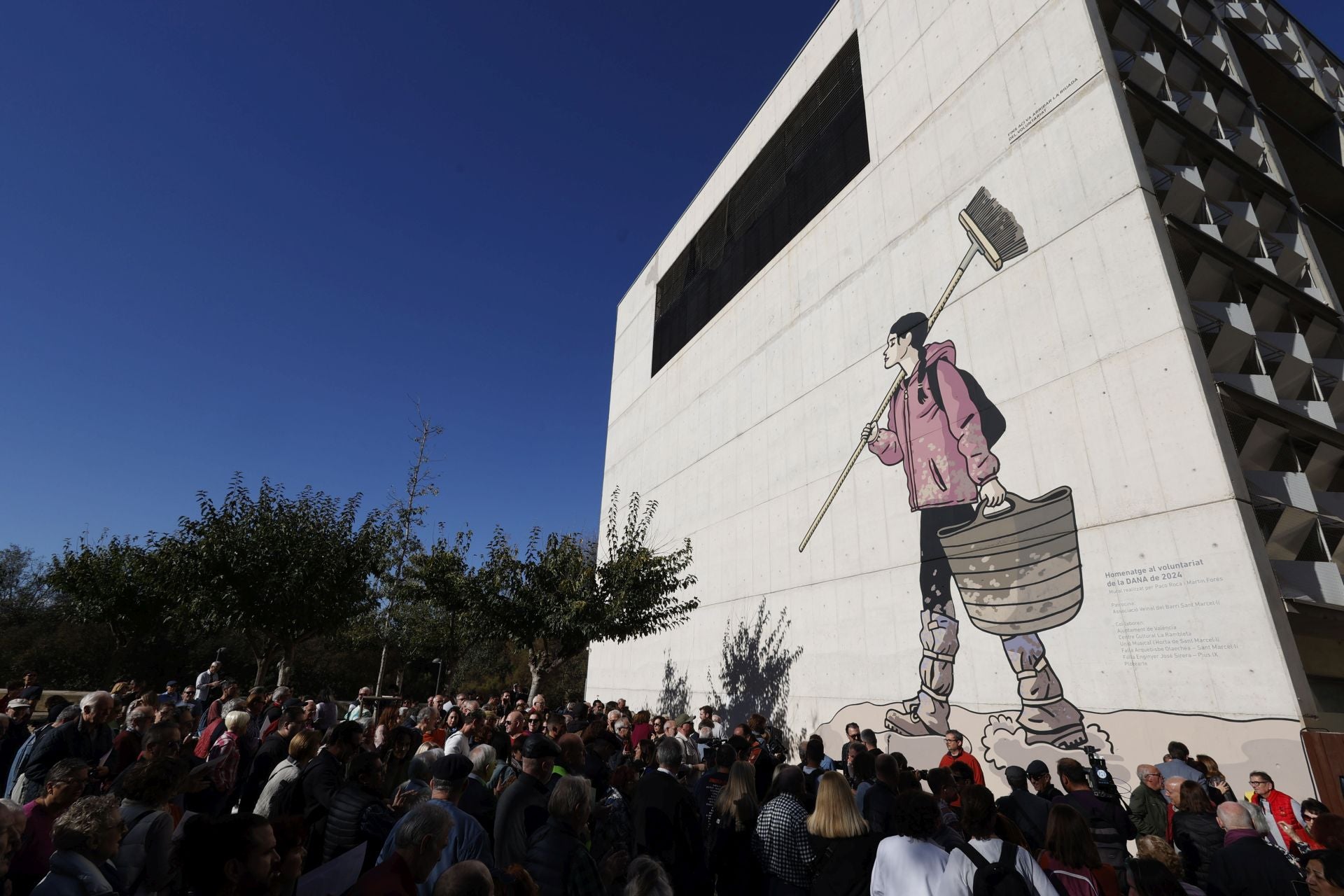 Acto de homenaje en la Rambleta con el mural de paco Roca y Martin Fores dedicado a los voluntarios de la DANA