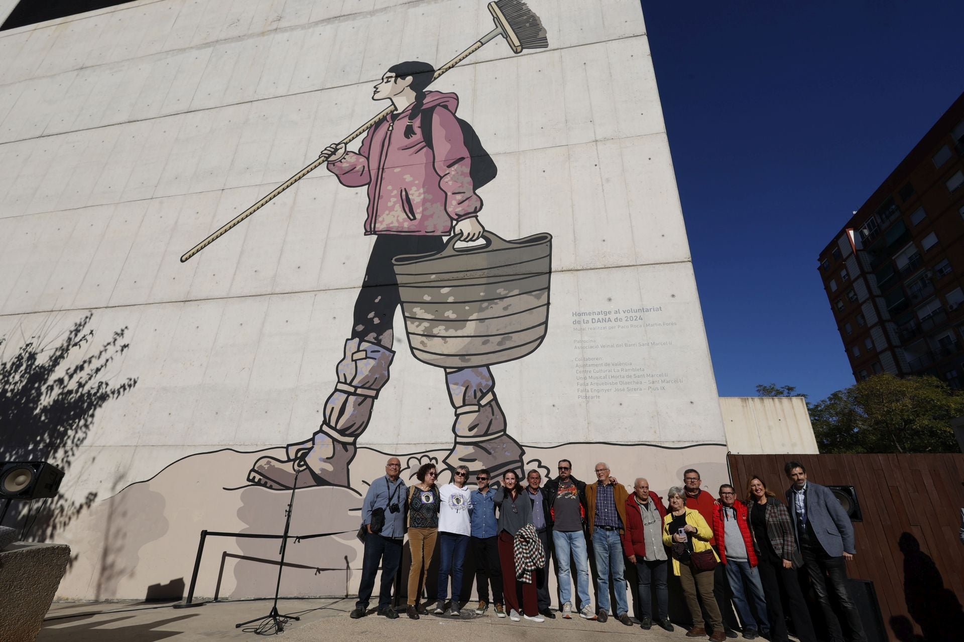 Acto de homenaje en la Rambleta con el mural de paco Roca y Martin Fores dedicado a los voluntarios de la DANA