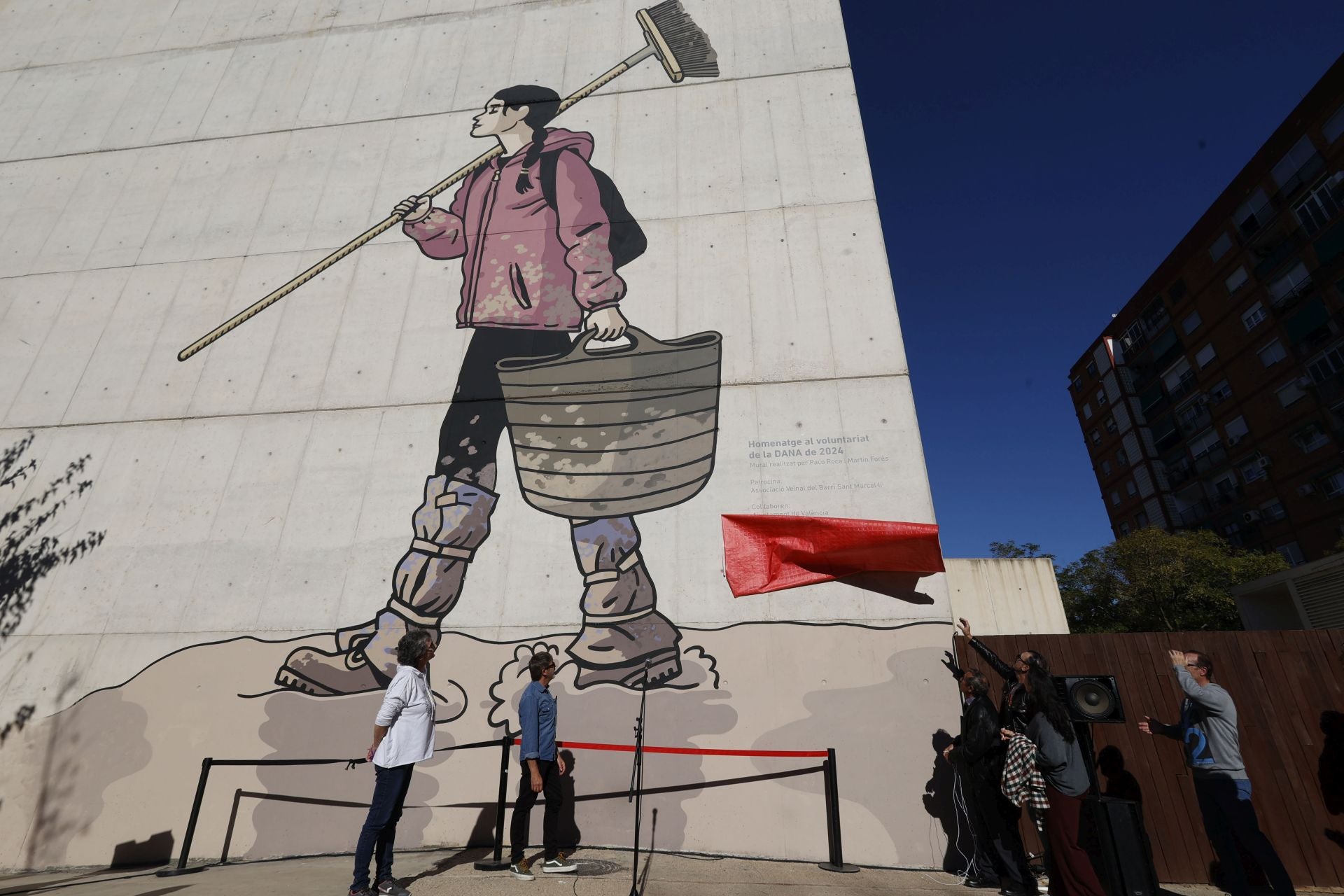 Acto de homenaje en la Rambleta con el mural de paco Roca y Martin Fores dedicado a los voluntarios de la DANA