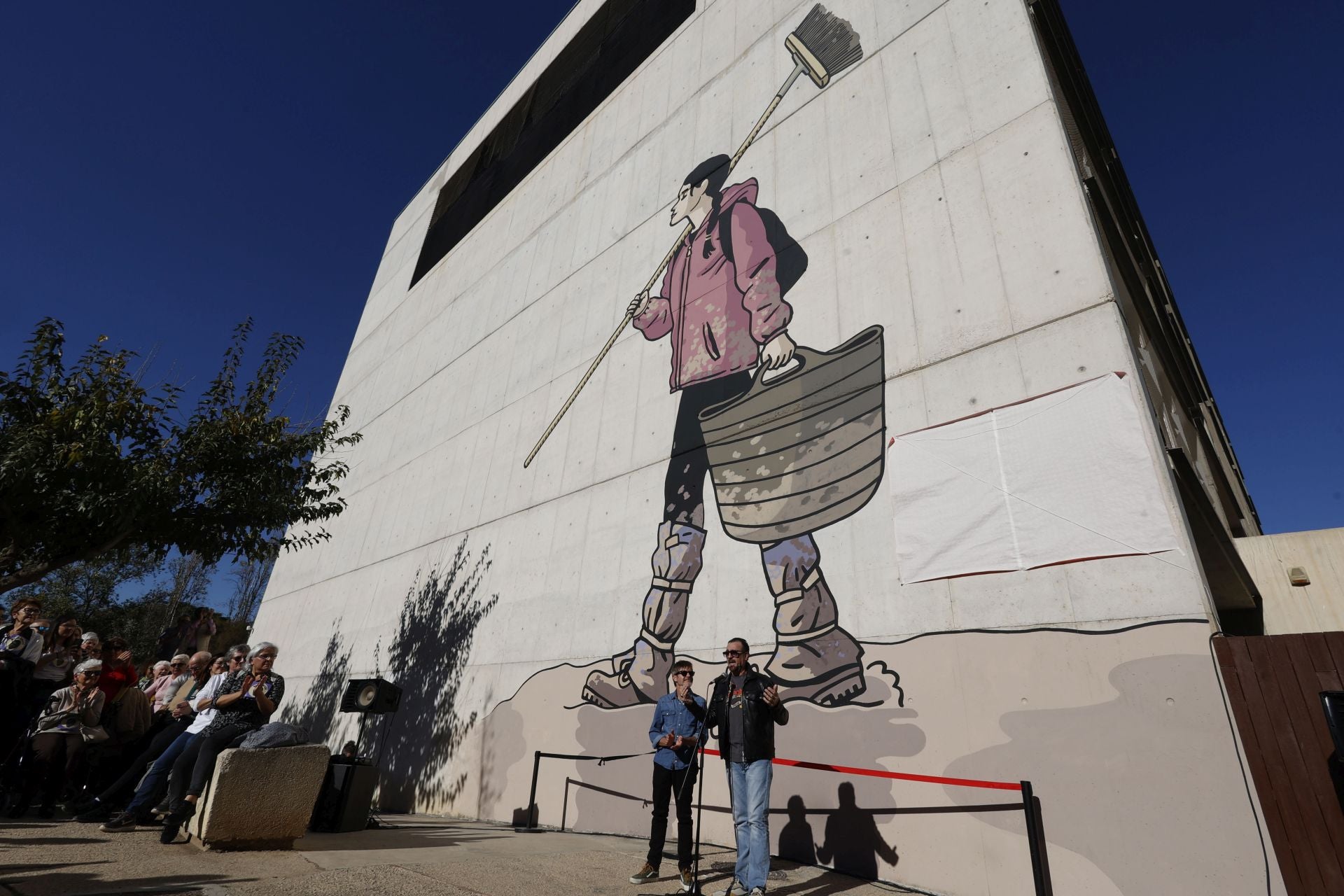 Acto de homenaje en la Rambleta con el mural de paco Roca y Martin Fores dedicado a los voluntarios de la DANA