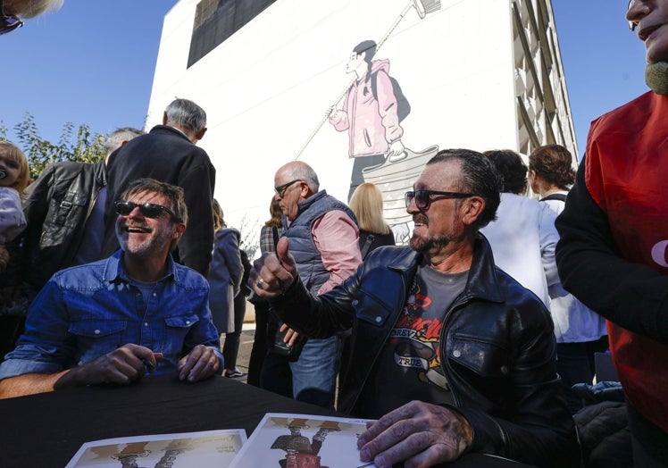 Paco Roca y Martín Forés, firmando las ilustraciones cuyos beneficios han ido a parar a Cáritas.