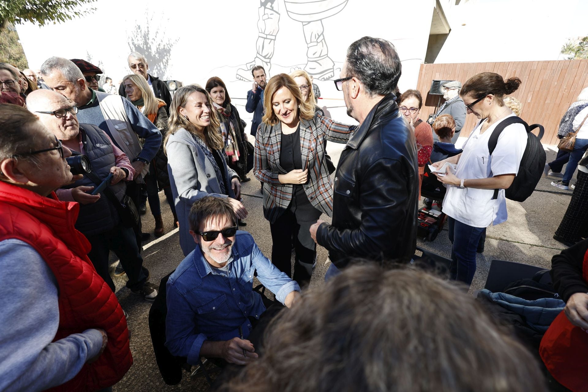 Acto de homenaje en la Rambleta con el mural de paco Roca y Martin Fores dedicado a los voluntarios de la DANA