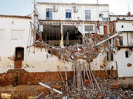 Casa apuntalada en Chiva, este jueves.