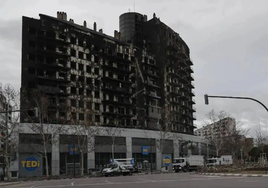 El edificio incendiado en Campanar.