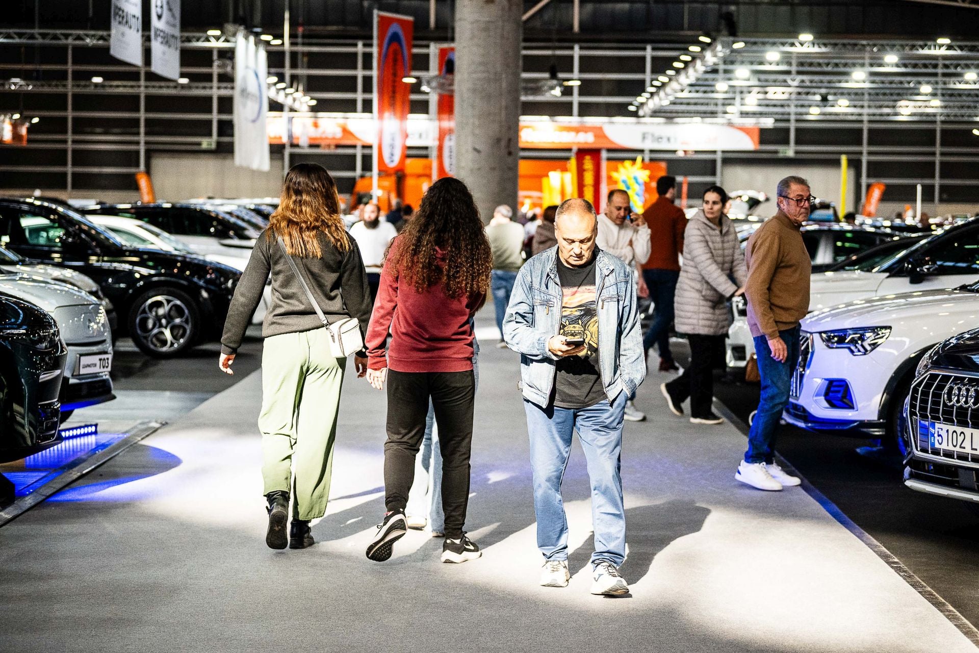 Miles de personas acuden a la feria del automóvil, celebrada en Feria Valencia