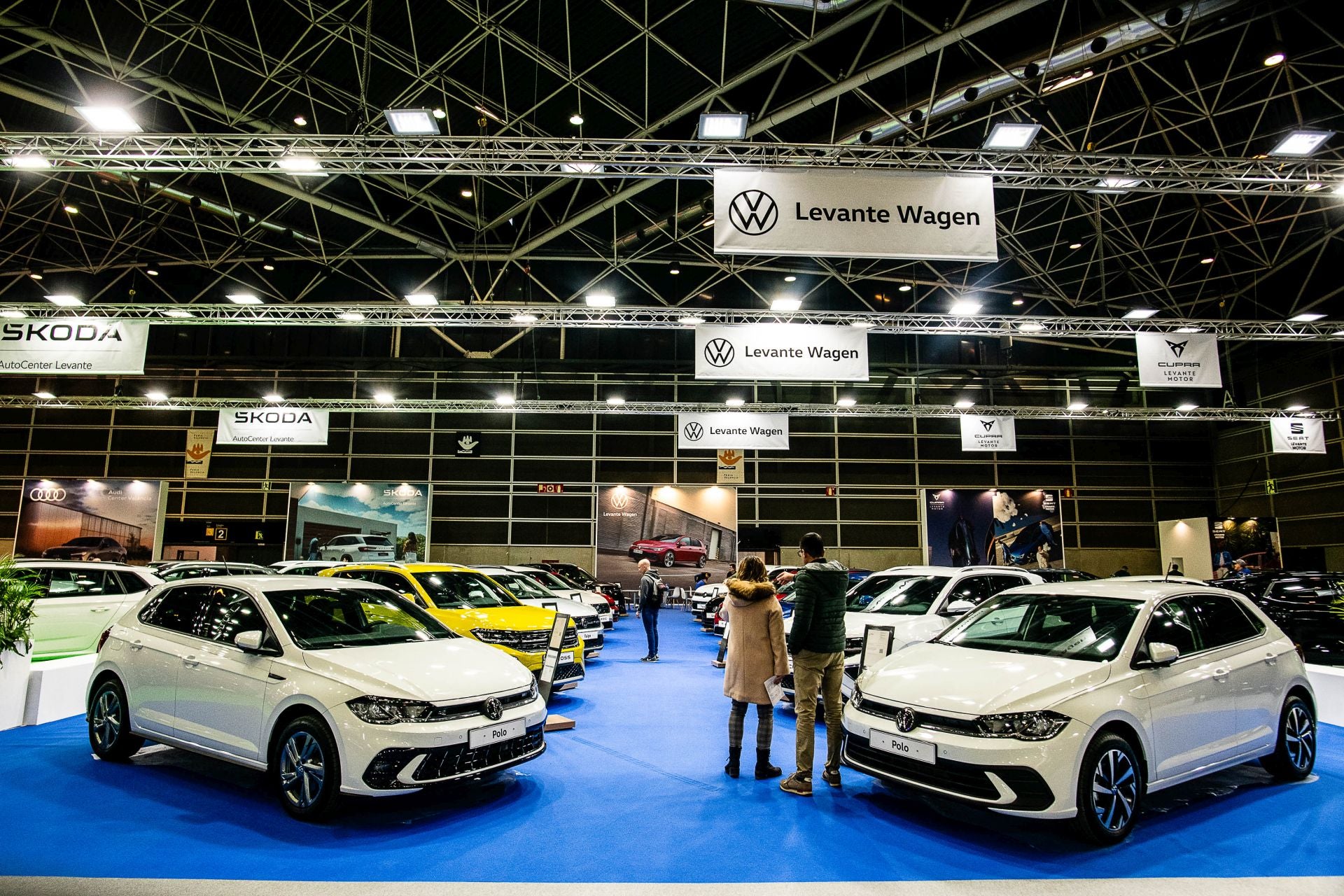 Miles de personas acuden a la feria del automóvil, celebrada en Feria Valencia