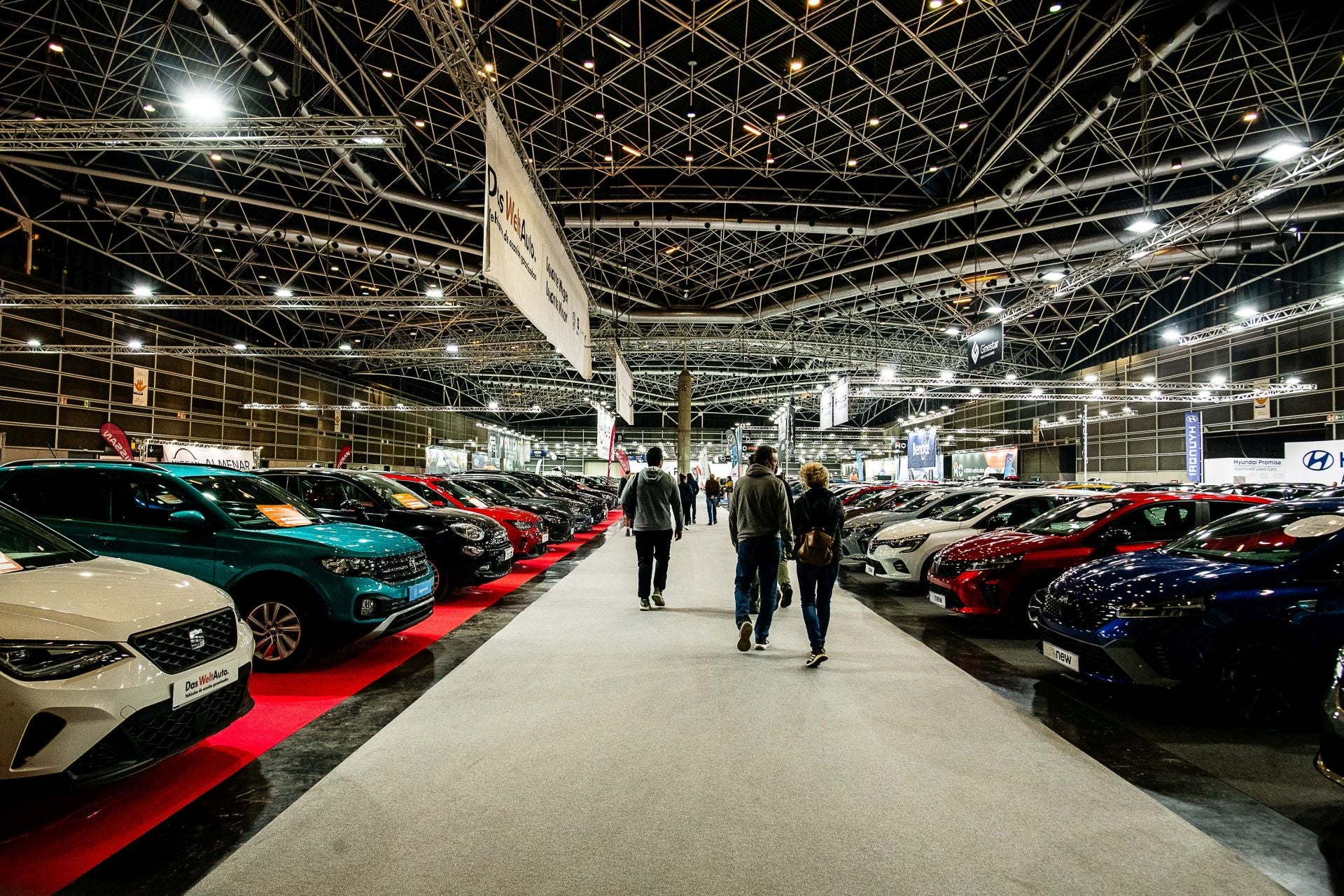 Miles de personas acuden a la feria del automóvil, celebrada en Feria Valencia