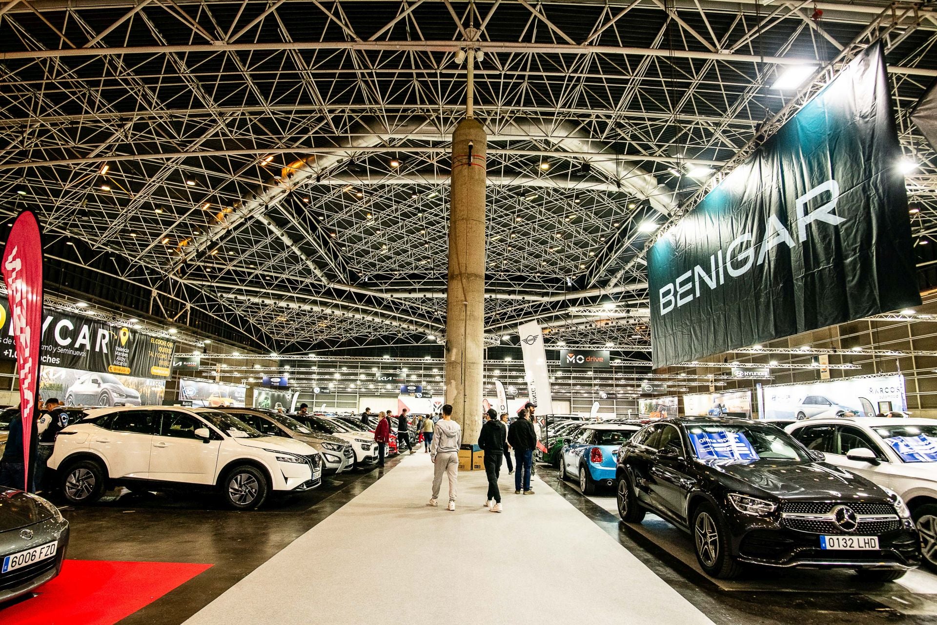 Miles de personas acuden a la feria del automóvil, celebrada en Feria Valencia