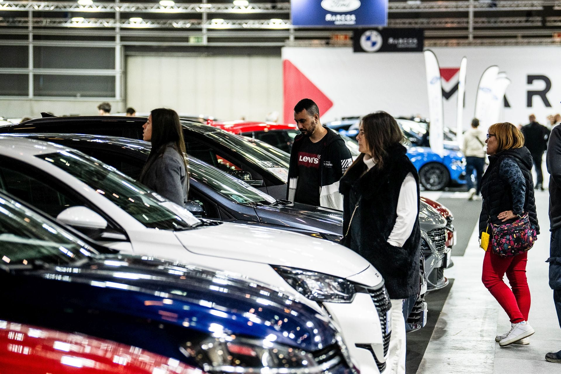 Miles de personas acuden a la feria del automóvil, celebrada en Feria Valencia