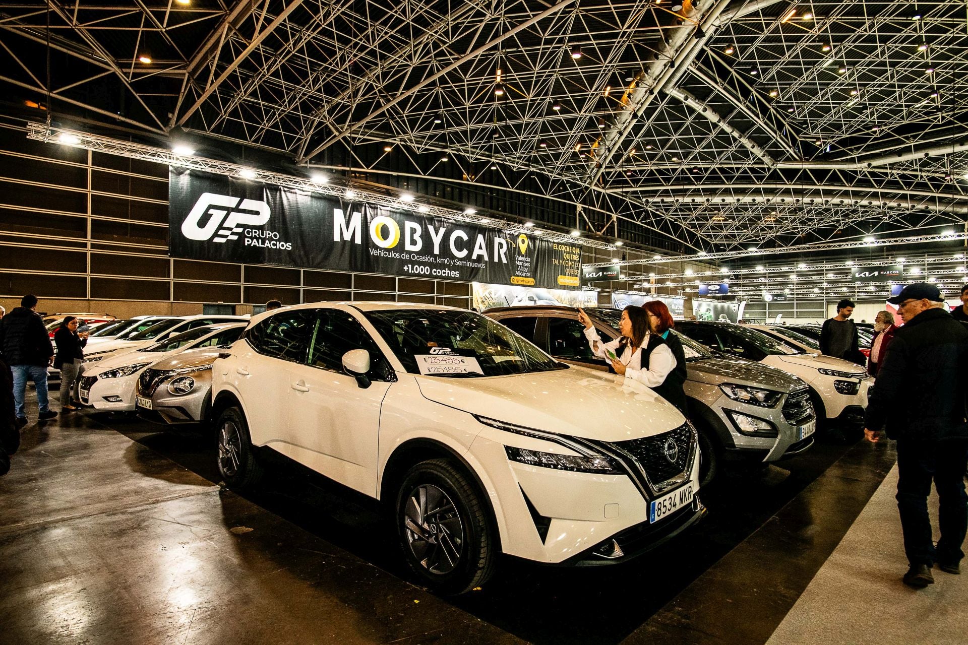 Miles de personas acuden a la feria del automóvil, celebrada en Feria Valencia