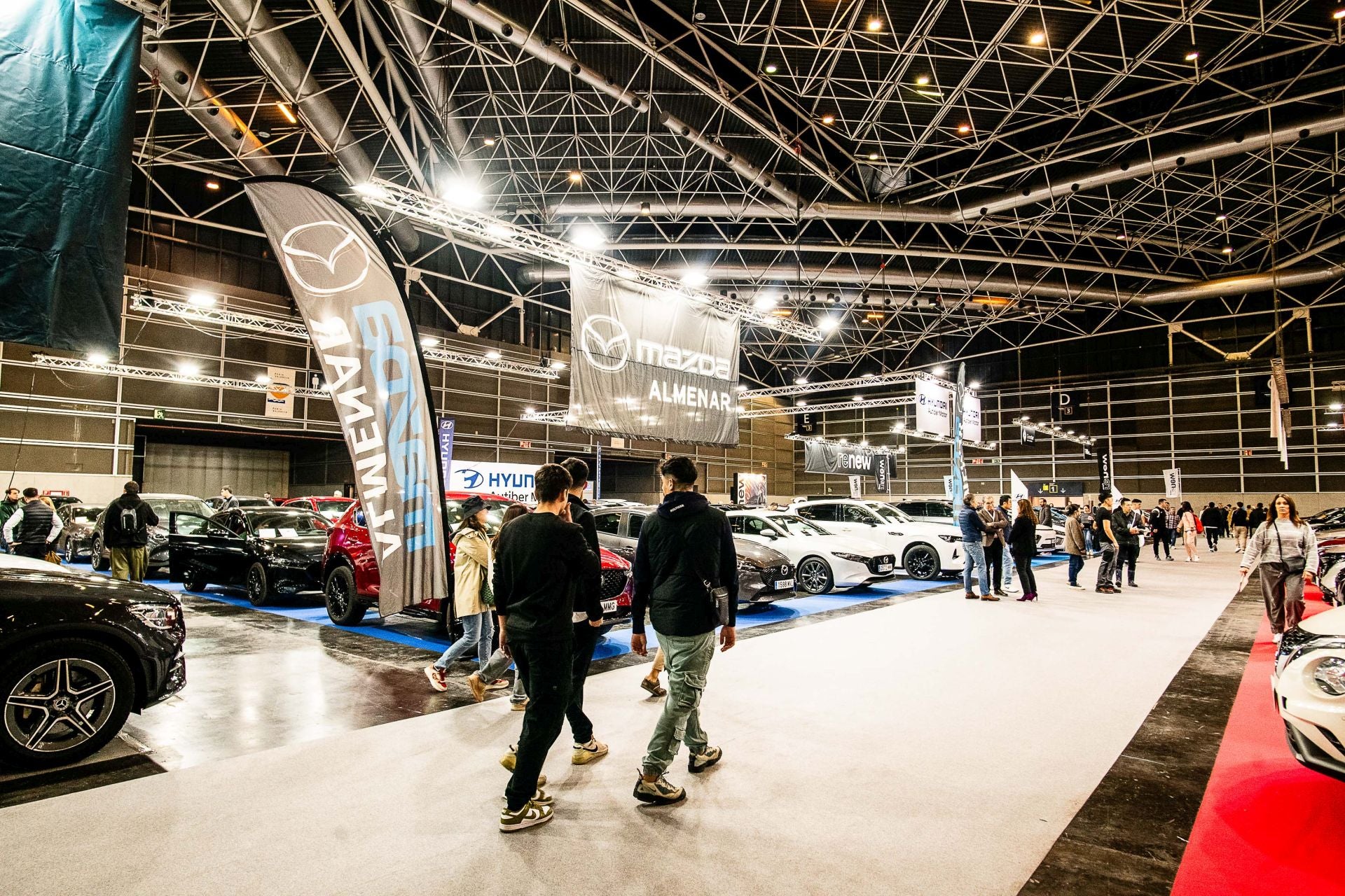 Miles de personas acuden a la feria del automóvil, celebrada en Feria Valencia