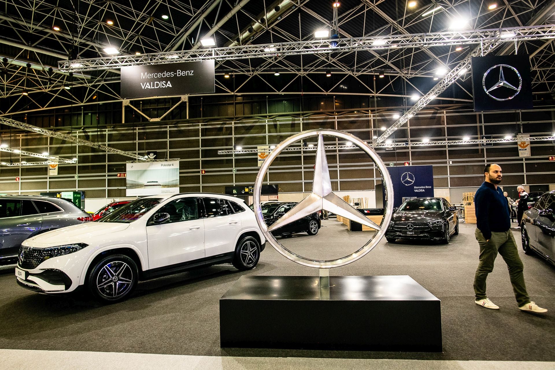 Miles de personas acuden a la feria del automóvil, celebrada en Feria Valencia