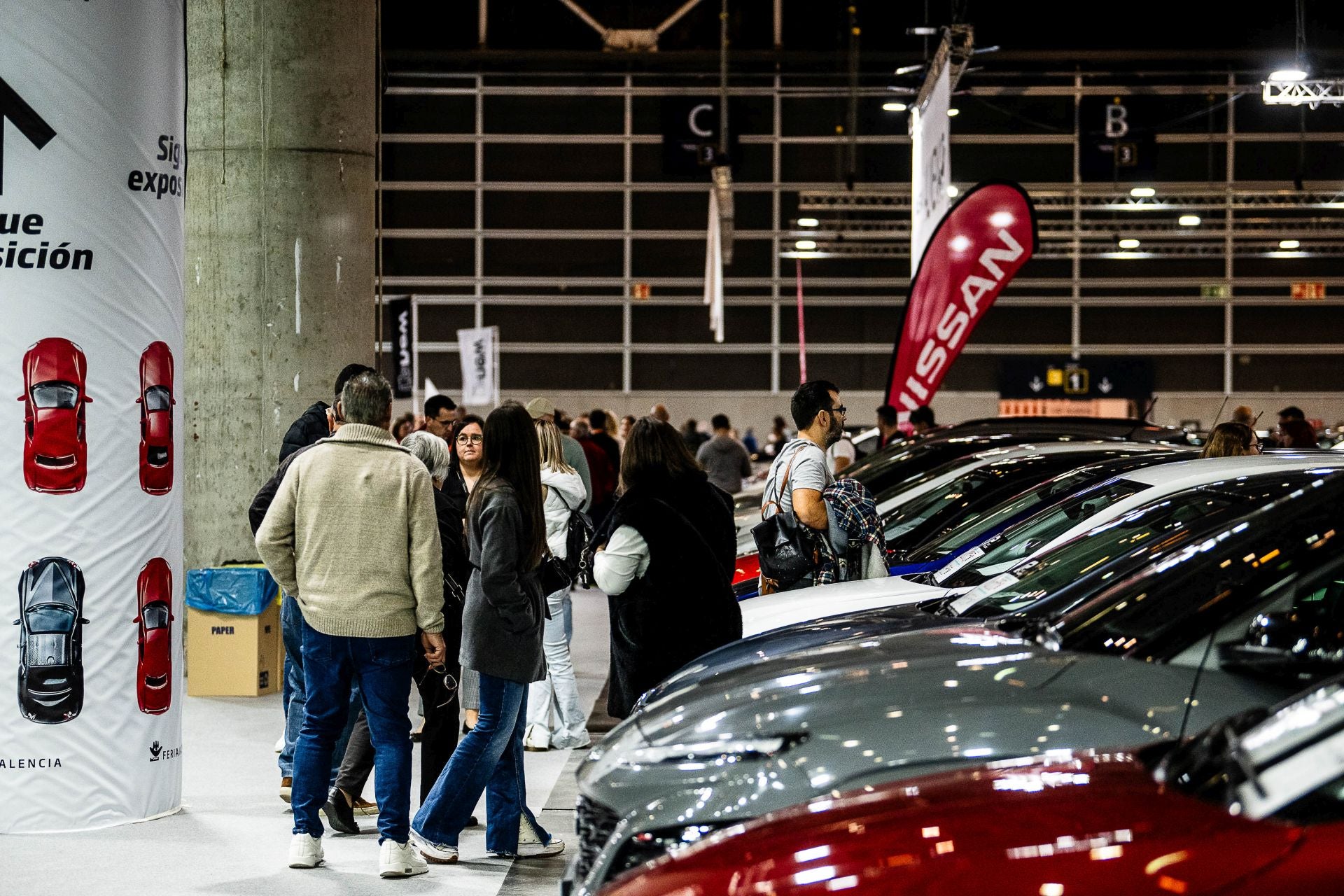 Miles de personas acuden a la feria del automóvil, celebrada en Feria Valencia