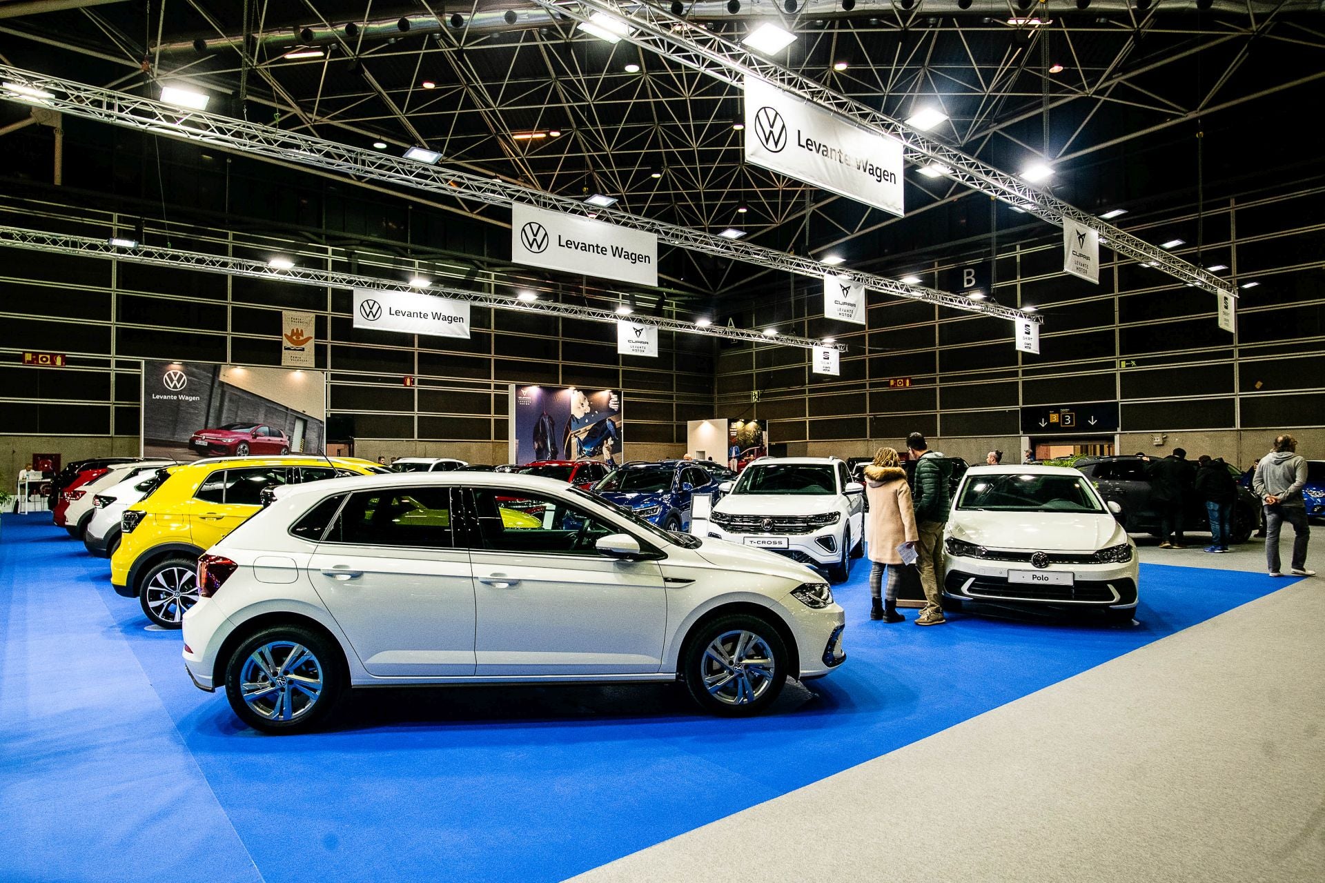 Miles de personas acuden a la feria del automóvil, celebrada en Feria Valencia